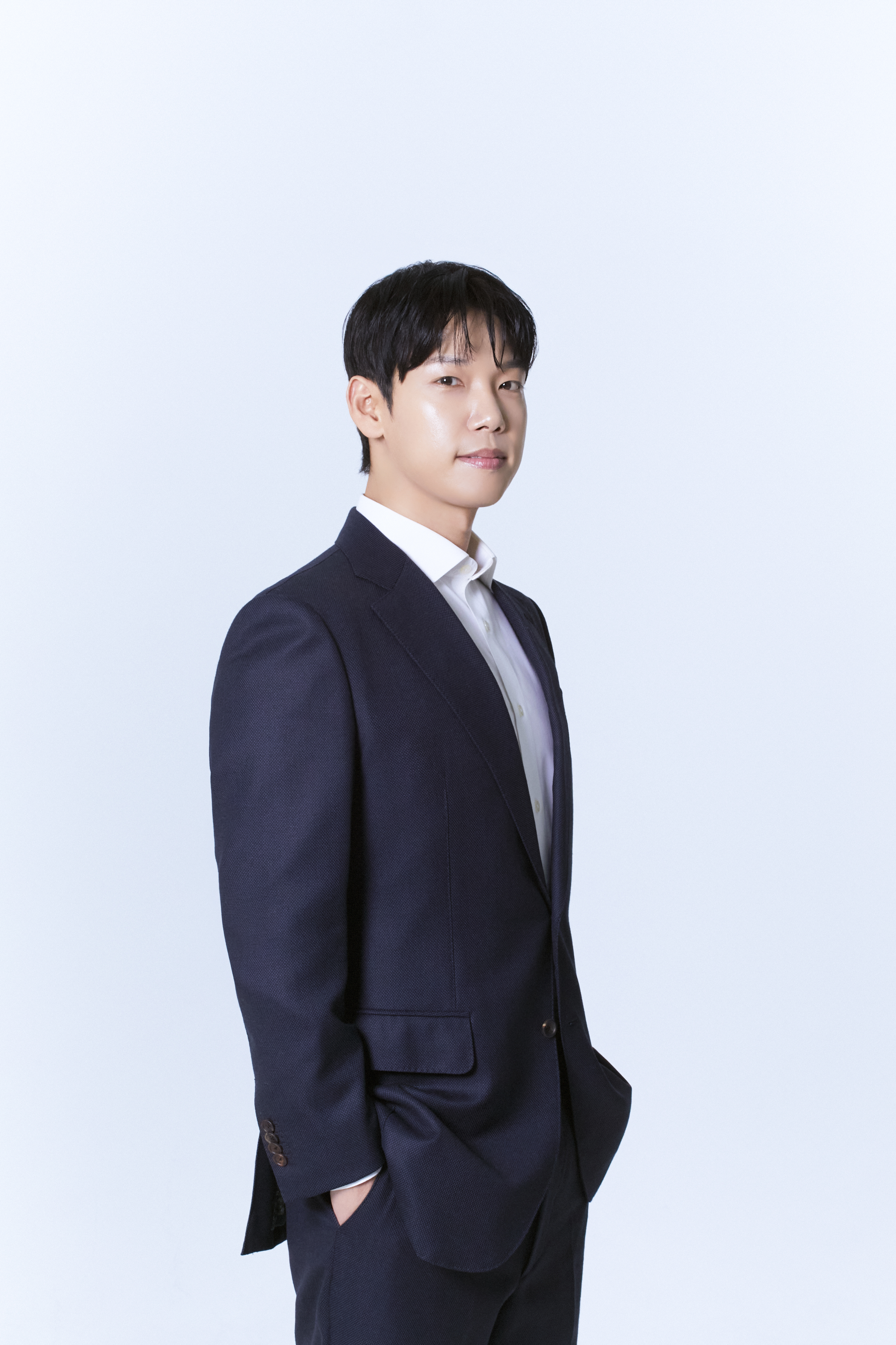 정장을 입고 서 있는 윤현빈 강사